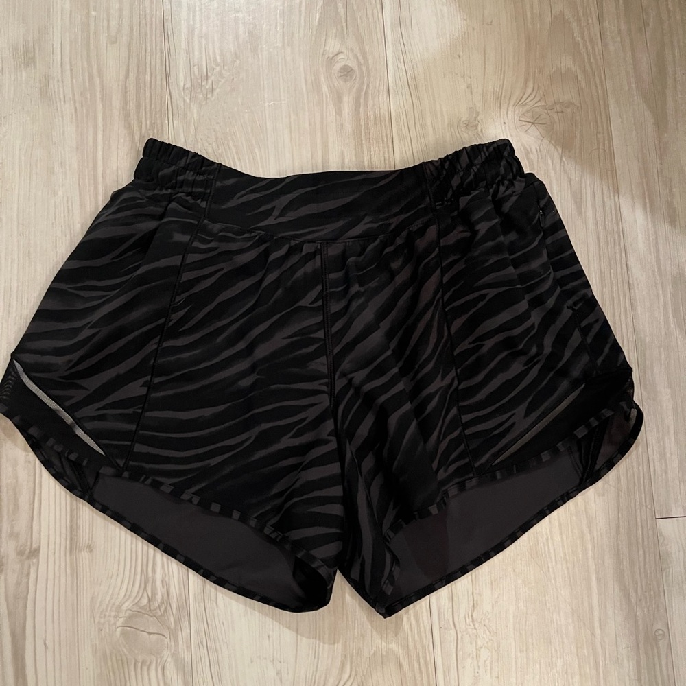 Lululemon hotty hot low rise lined short 4”